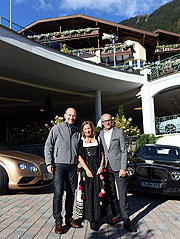 Barbara & Josef Stock mit Wolfgang Oswald (li.), M&uuml;nchner Automobil-Repr&auml;sentant der Schweizer Emil Frey-Unternehmsgruppe (&copy;Fotos: munichpress.de / Guenther Reisp)